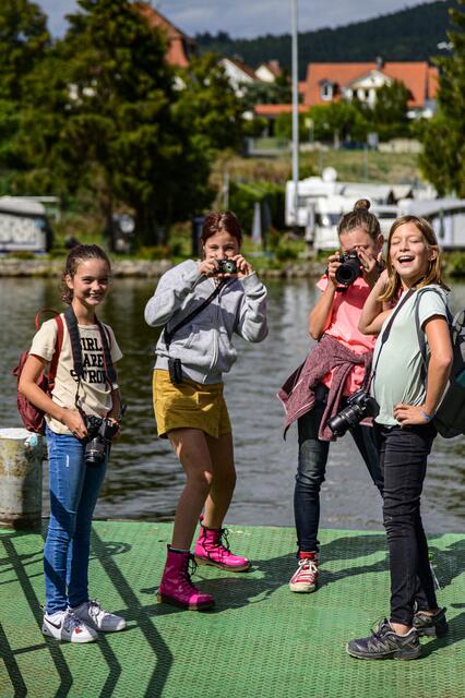 Posing als Teilthema beim diesjährigen Ferienpass. Den vier Jungfotografinnen hat es sichtlich gefallen zu posieren.
www.fotoclub-miltenberg.de | Foto: Thomas Hauffe