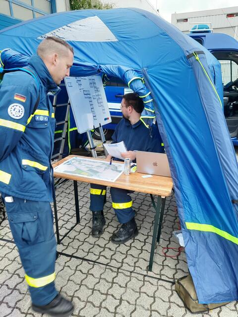 Der Zugtrupp führt die Lagekarte am Einsatzort. | Foto: THW Miltenberg 