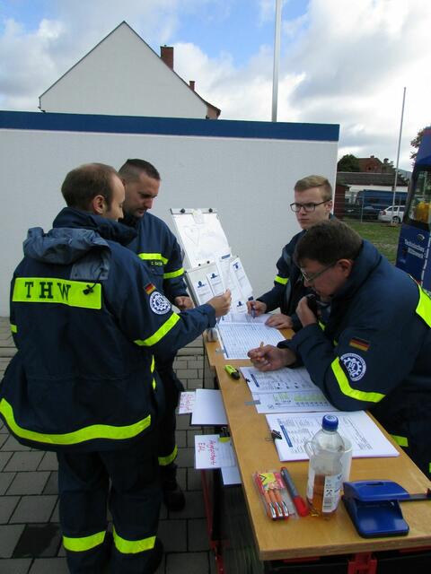Die Arbeit im Zugtrupp ist Teamarbeit: Gemeinsam planen die THW-Experten, auf welchem Weg die Einsatzkräfte das Schadenfeld am besten erreichen. | Foto: THW Miltenberg 