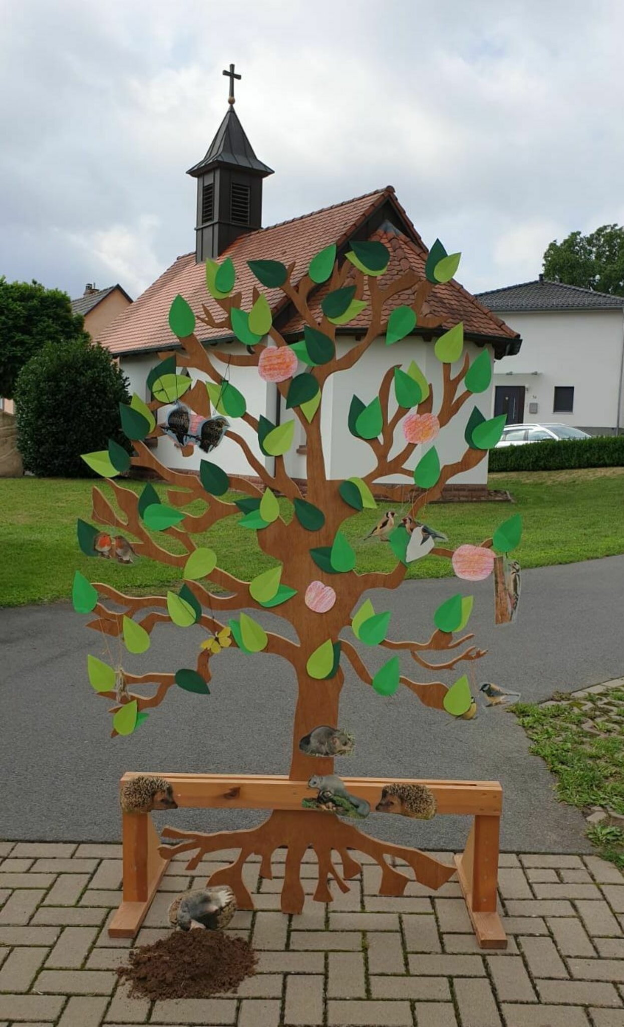 Kinderkirche in Windischbuchen Symbolischer und echter Apfelbaum