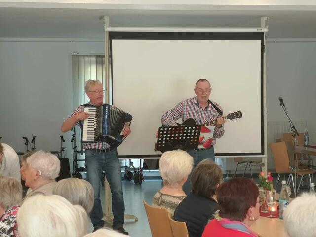 Musikalische Unterhaltung mit Werner und Dieter. | Foto: Martina Eickhoff