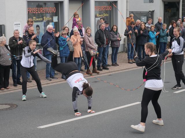 staunenden Zuschauern beim „Jumping Gums“