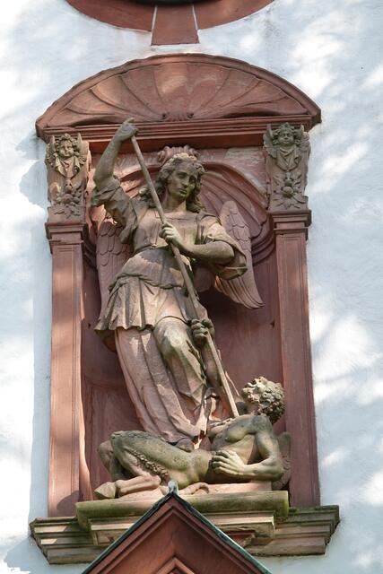 Bekanntlich ist der Erzengel Michael der Vorsteher des Paradieses. Seit dem sechsten Jahrhundert kämpft Michael mit Schwert und Rüstung gegen den Drachen. Er ist der Fürst der himmlischen Heerscharen und bestand als Anführer der guten Engel den Kampf gegen Luzifer und seinen Anhang. Er ist der ritterliche Schutzpatron Deutschlands. Sein Tag ist der Tag der Engel, die die Seelen der Abgeschiedenen zu Gott führt, aber auch - aktueller denn je - der Tag der streitenden Kirche.
