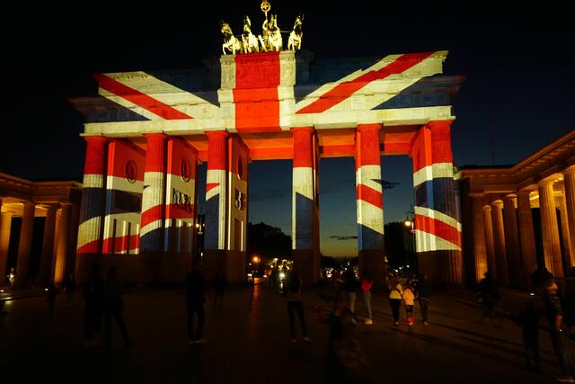 In ehrender Erinnerung: die englische Queen Elisabeth weilte mehrmals in Deutschland und auch in Berlin. Anlässlich ihres Todes wurde Anfang September 2022 am Brandenburger Tor  diese Projektion der britischen Flagge präsentiert.
