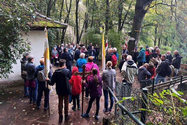 Erste Statio an der Maria-Hilf-Kapelle | Foto: Pfarrvikar Ninh