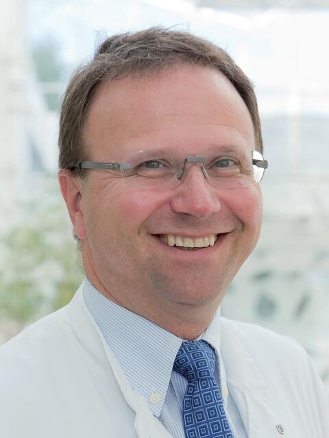 Prof. Dr. med. Stephan Holmer; Facharzt für Innere Medizin, Teilgebiet Kardiologie, Intensivmedizin; Ärztlicher Direktor des Klinikums und Chefarzt Medizinische Klinik II; Klinikum Landshut | Foto: Sprechzeit / privat