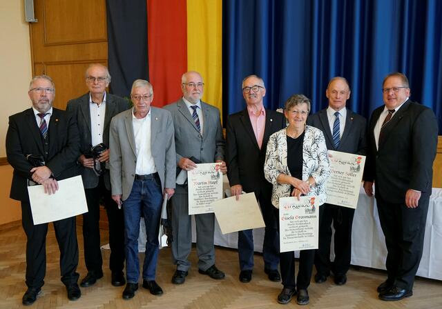Die verabschiedeten Gemeinderatsmitglieder (von links): Peter Mengler (13 Jahre Gemeinderatsmitglied, Bürgermedaille in Bronze), Bernhard Herbig (Verabschiedung), Udo Höfer (12 J., Bronze), Martin Stapf (24 J., Silber-vergoldet), Paul Berberich (24 J., Silber-vergoldet), Gisela Grasmann (18 J., Silber), Werner Zöller (12 J. Bronze) und Bürgermeister Gernot Winter | Foto: Johannes Schmitt