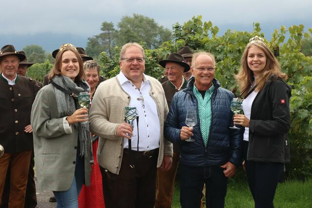 (von links) Sina Kempf (Weinprinzessin Großheubach), Bürgermeister Gernot Winter, Stefan Kremer (Weinbauvereinsvorsitzender), Eva Brockmann (Weinkönigin, Großwallstadt)