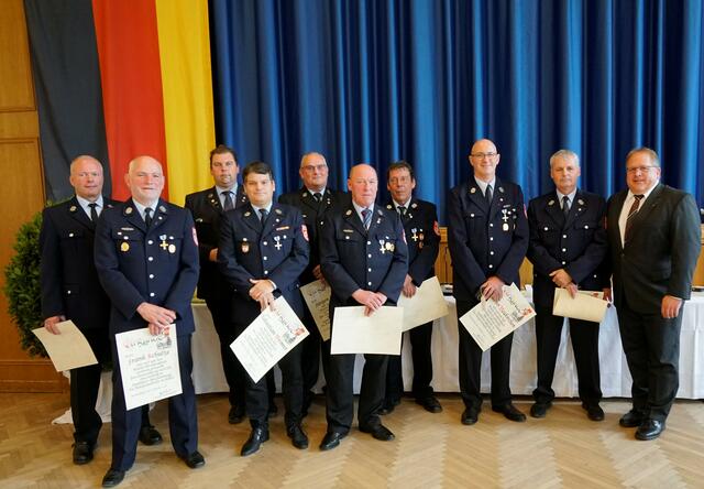 (von links) Helmut Zipf (40 Jahre Feuerwehrdienst, Bürgermedaille in Silber), Frank Schulze (40 J., Silber), Björn Beger (25 J., Bronze), Sebastian Weimer (25 J., Bronze), Jürgen Scholz (40 J., Silber), Ralf Winter (40 J., Silber), Jürgen Herrmann (40 J., Silber), Jochen Neukirchen (25 J., Bronze), Karlheinz Gloos (40 J., Silber) und Bürgermeister Gernot Winter | Foto: Johannes Schmitt