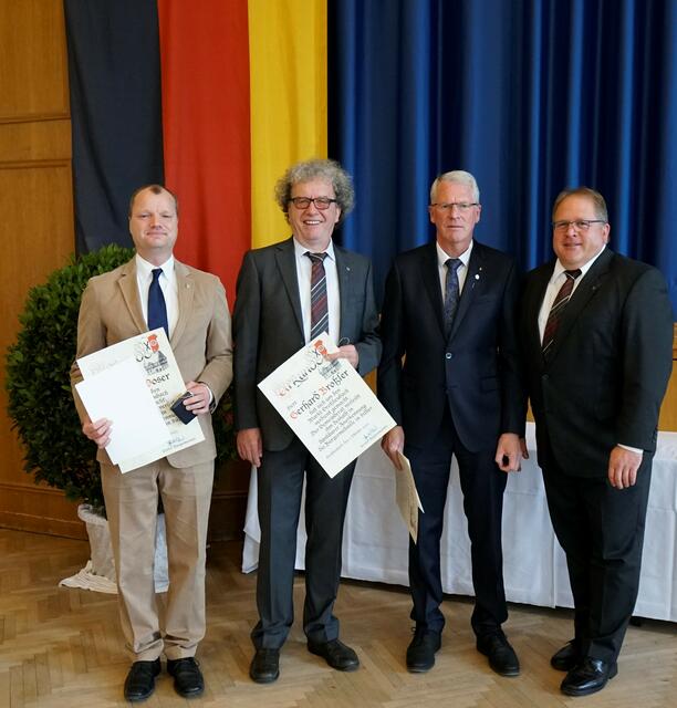 Noch aktive Gemeinderatsmitglieder – alle 18 Jahre, geehrt mit der Bürgermedaille in Silber und der Kommunalen Dankurkunde des Freistaates Bayern (von links): Andreas Poser, Gerhard Broßler, Kurt Bittner und Bürgermeister Gernot Winter | Foto: Johannes Schmitt