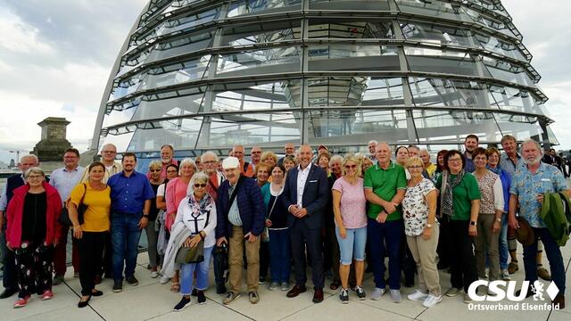 Bild: Besuch des Reichstagsgebäude. Gruppenbild mit Alexander Hoffmann (MdB) vor der Glaskuppel. | Foto: Urheber: Roland Schönmüller