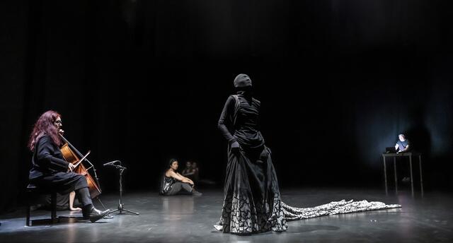 Das direkte Zusammenspiel von Tanz und Musik wurde durch die Livemusik auf der Bühne deutlich, hier mit Anja Schröder (Cello) und Stefan Bohne (Elektro-Musik) im Stück „Flut“. © Joris Jan Bos | Foto: Joris Jan Bos