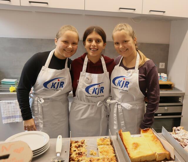 Die Junior-Botschafterinnen Maya und Melina Kroth mit Victoria Noß bei der Arbeit als Helferinnen für den Kreisjugendring Miltenberg. | Foto: Thum