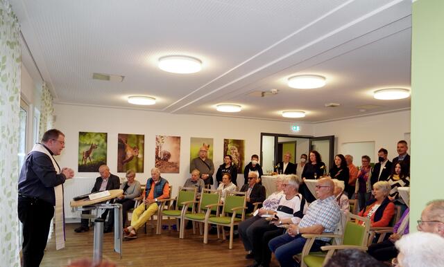 Pfarrer Bernd Winter vollzog die Weihe im neuen Collenberger Seniorenwohnheim "Spessartliebe". 