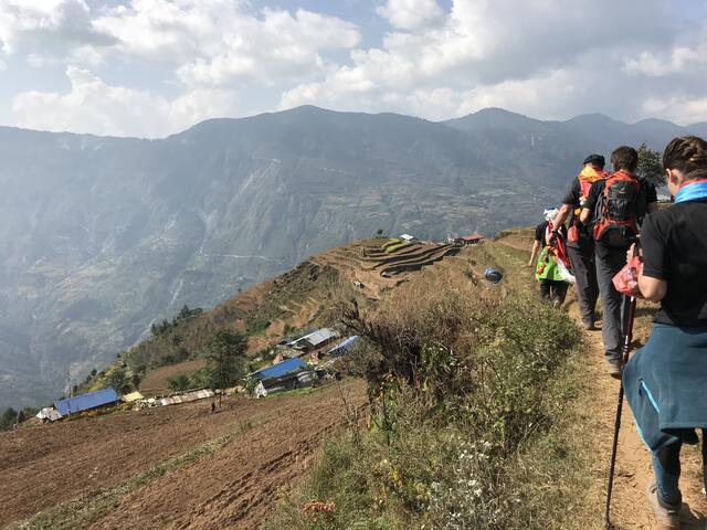 Auf dem Weg zur Schule in Sotang im Hintergrund. | Foto: Daniel Schäfer