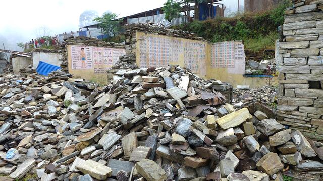 Die zerstörte Schule in Gati nach dem Erdbeben. | Foto: Daniel Schäfer