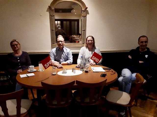 Geben Tipps zum Umgang mit steigenden Energiekosten (von links): Micaela Grundmann von der Schuldnerberatung, Mieterbund-Vorsitzender Christof Walter, SPD-Vorsitzende Sabine Balleier und Energieberater Karlheinz Paulus.  | Foto: Irmela Fröhlich