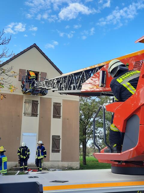 Die Drehleiter im Einsatz. | Foto: THW Miltenberg 