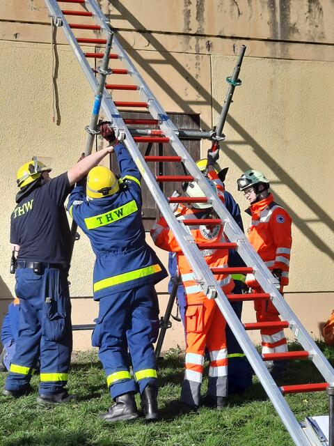Einsatzkräfte beim Aufbau der schiefen Ebene. | Foto: THW Miltenberg 