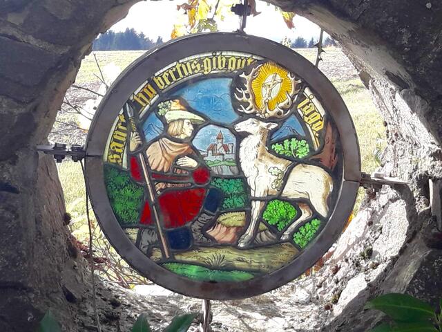 Die Legende aus dem 15. Jahrhundert schildert die Wandlung vom zügellosen Jäger zum Mann Gottes - vergleichbar mit dem Apostel Paulus. Ein mächtiger, weißer Hirsch mit goldenem Kreuz im Geweih erscheint Hubert - als Symbol für einen Boten Christi - bei der Jagd.