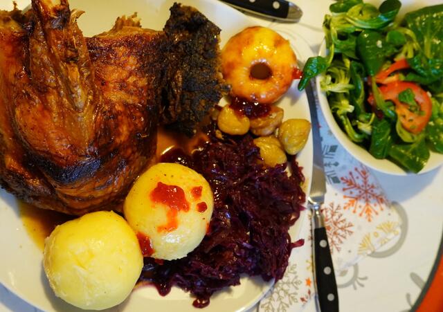 Martinsgänse, leibhaftige Geschöpfe und knuspriges Gebäck, gibt es an seinem Ehrentag - als Braten oder Brötchen-Spezialität zu Erinnerung an den Namenstag des Heiligen am 11.11, aber auch, weil sie jetzt am besten schmecken - meinen die Gourmets und Gaumenfreunde.