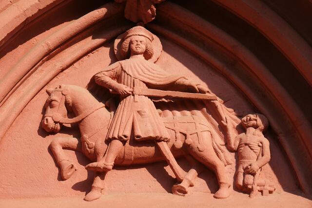 
St. Martin bei der Mantelteilung. Fränkisches Relief an der Außenwand der mittelalterlichen Martinskapelle in Bürgstadt.  Foto Roland Schönmüller


