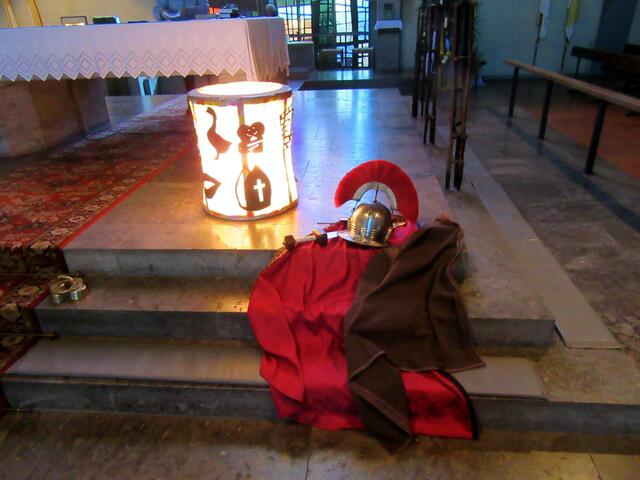 Mantel, Schwert und Helm als Symbole | Foto: Friedrich Frank