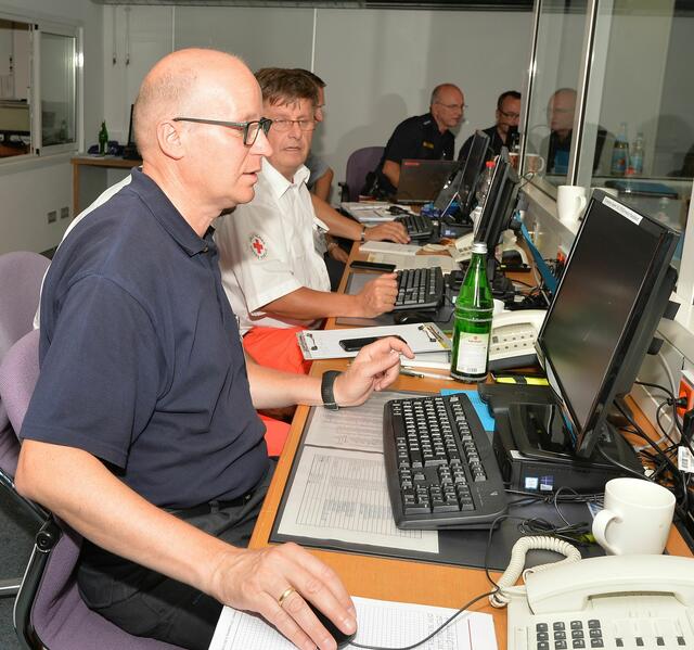 In der Kreiseinsatzzentrale werden die Abläufe bei Katastrophenlagen im Landkreis koordiniert. Hier ein Archivfoto der Stabsrahmenübung 2018 mit (von links nach rechts) Hauke Muders (KBI MIL), Martin Kolbe (BRK MIL-OBB), Andreas Lux (ehemals Leiter PI MIL) und Jürgen Farrenkopf (PI MIL). | Foto: Winfried Zang
