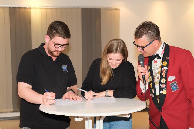 Simon und Natalie Aschenbrenner beim theoretischen Test zum "Echten Honischer". | Foto: Steffen Sollorz