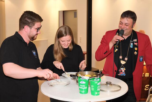 Simon und Natalie Aschenbrenner beim Praxistest zum "Echten Honischer". | Foto: Steffen Sollorz