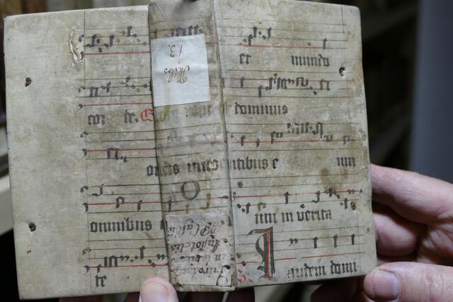 Mangels Umschlagpapier benutzten die früheren Patres Originalhandschriften zum Einbinden.  