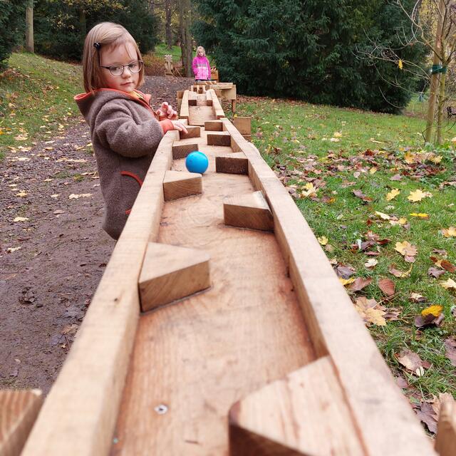 Neue Holzkugelbahn im Miltenberger Stadtpark - Ein Spaß für Groß und Klein! | Foto: DREI AM MAIN © Evelyn Bosche 