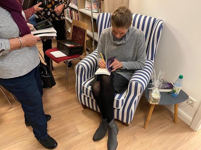 Lena Dieterle signiert ihr Buch | Foto: Evang. Bücherei Kleinheubach