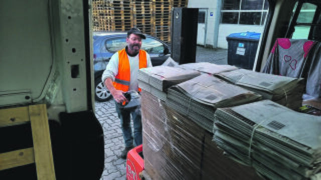 450 Verteilerinnen und Verteiler 