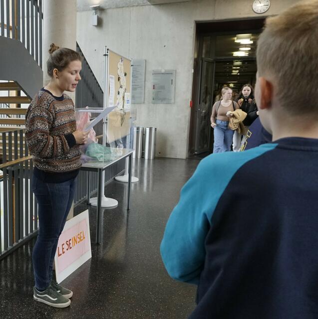 Lone Wulff empfängt lesend die Schüler im Eingangsbereich. | Foto: Sabrina Ball