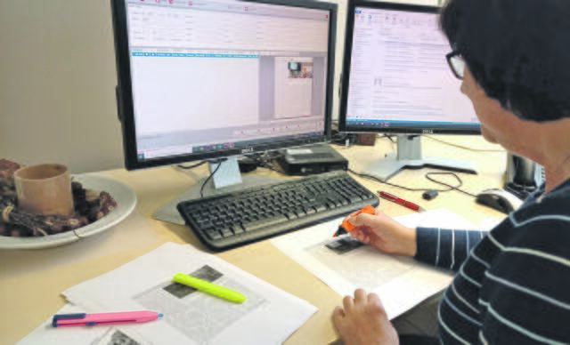 Ulrike Fries liest Korrektur