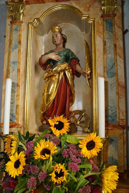 Attribute des Martyriums der heilihen Katharina sind Palmzweig, Rad und Schwert.