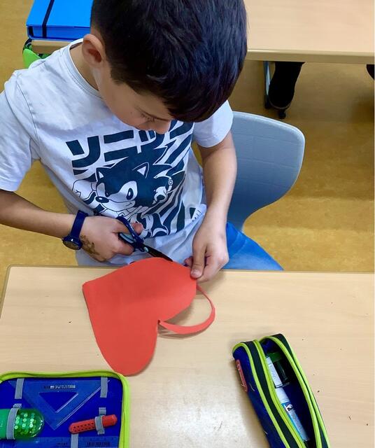 Schneiden, kleben, verzieren. Die Wörther Grundschulkinder der zweiten Klasse stellten sich dieser Herausforderung sehr gerne. | Foto: Frau Vollhardt (Klassleiterin 2a)