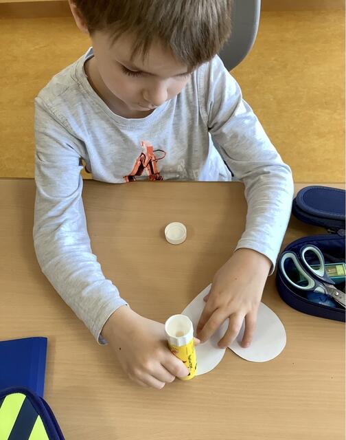 Wie konzentriert und engagiert die Kinder gearbeitet haben, zeigt nicht nur dieses Foto, sondern auch jedes einzelne gestaltete Herz. | Foto: Frau Vollhardt (Klassleiterin 2a)