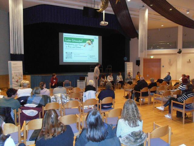 Bei der abschließenden Podiumsdiskussion konnten die Zuhörer*innen Fragen an die Referentinnen und Referenten stellen sowie aus dem Praxisalltag ihrer Einrichtungen berichten. 