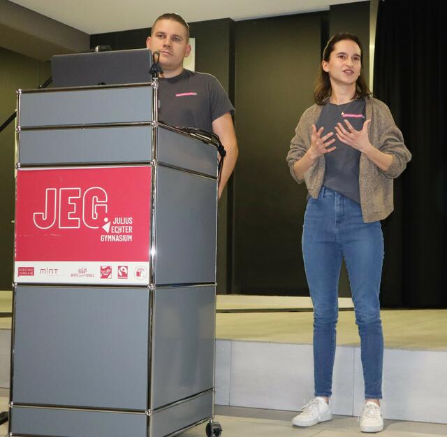  Matthias Kreß und Christine Herrmann von der „AusbildungsOffensive-Bayern“. | Foto: Thum