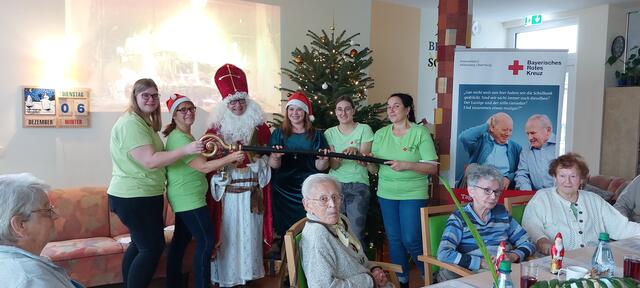 Das Pflegeteam mit dem Nikolaus.