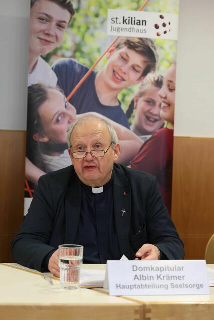 "Wir sind dankbar, dass das Jugendhaus Sankt Kilian auch in Zukunft ein Ort für die kirchliche Jugendarbeit und Jugendbildung bleibt und freuen uns auf viele bekannte und auch neue Formate“, sagte Domkapitular Albin Krämer, Leiter der Hauptabteilung Seelsorge. | Foto: © Markus Hauck (POW)