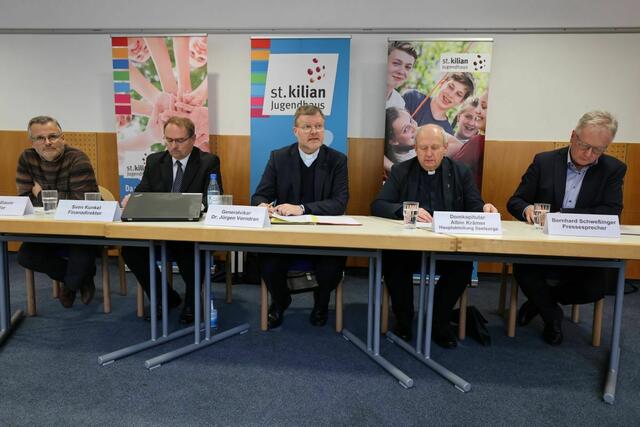 Über die Zukunft des Jugendhauses Sankt Kilian informierten am Mittwoch, 7. Dezember, in Miltenberg (von links) Investor Roland Baum, Finanzdirektor Ordinariatsrat Sven Kunkel. Generalvikar Dr. Jürgen Vorndran, Domkapitular Albin Krämer und Pressesprecher Bernhard Schweßinger. | Foto: © Markus Hauck (POW)