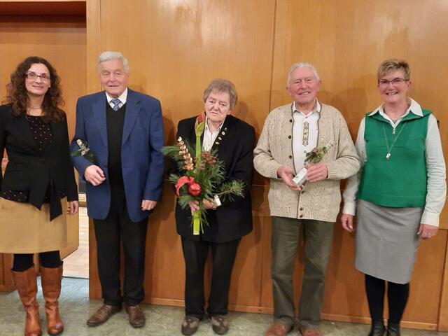 Dank für 70 Jahre aktives Singen: v.l. Vorsitzende Vera Zöller, Bernhard Mohr, Helene Lutz, Helmut Kehl, 2. Vorsitzende Andrea Stapf