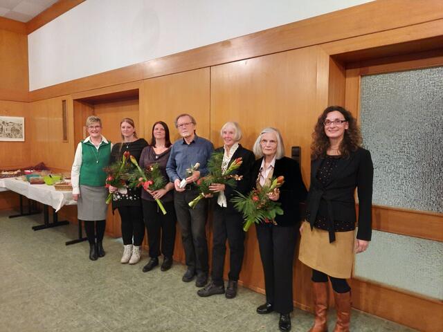 von links: 2. Vorsitzende Andrea Stapf sowie die Geehrten für 25 Jahre treue zum Chorgesang: Stephanie Thoma, Corinna Flicker, Karlheinz Vornberger, Gertrud Heß, Elisabeth Zöller. Rechts: Vorsitzende Vera Zöller
