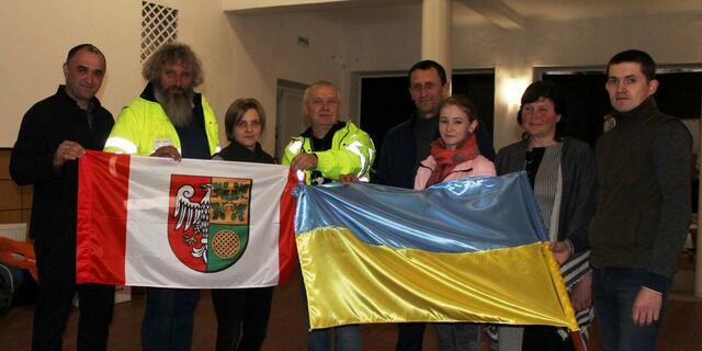 Ukrainische und polnische Helfer in Aktion. Miroslaw Kozlowski (4.v.l.) ist Vizepräsident der Stiftung "Tag für Tag - wir helfen". Mariia Lucas (2.v.l.) koordiniert die humanitäre Hilfe auf ukrainischer Seite. | Foto: Foto: Mirek Kozlowski