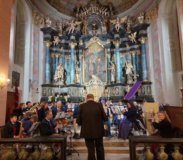 Musikverein Harmonie Mönchberg unter Leitung von Dirigent Harald Kullmann | Foto: Astrid Lurz