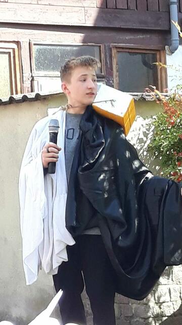 Elias als nerviger Schüler Klaus in der Schulkomödie "Manchmal darf es auch mal Shakespeare sein!" (Open-Air-Aufführung im Mai 2022) | Foto: Theaterverein Die Granatsplitter e.V.