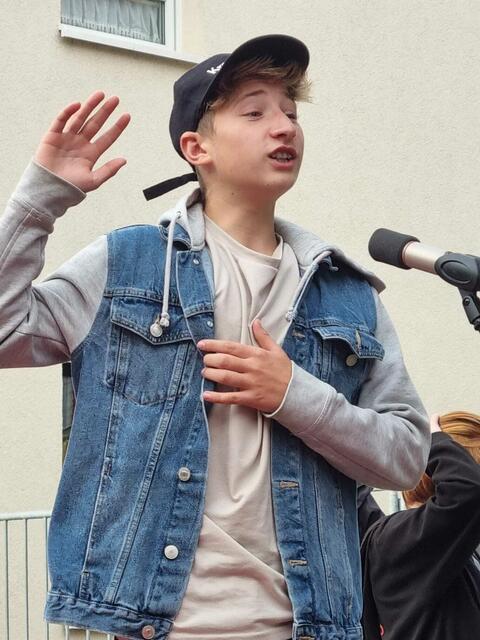 Elias als modern gewordener Landgraf im Schauspiel "Die Tribute von Obernburg: Eine Hexe packt aus!" (Kerbsonntag 2022 in Obernburg, Open-Air-Schauspiel am Hexenturm) | Foto: StadtMarketing e.V. Obernburg